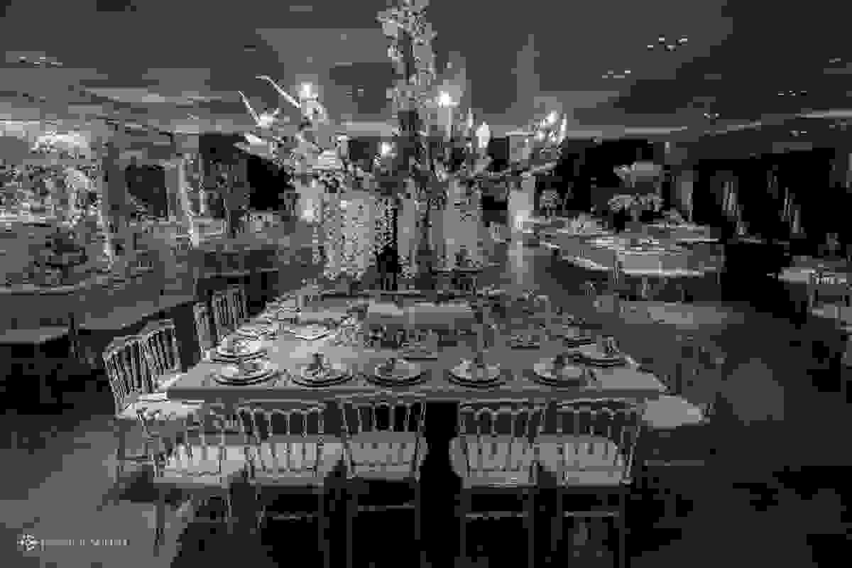 lindo lustre sob a mesa decorada no casamento