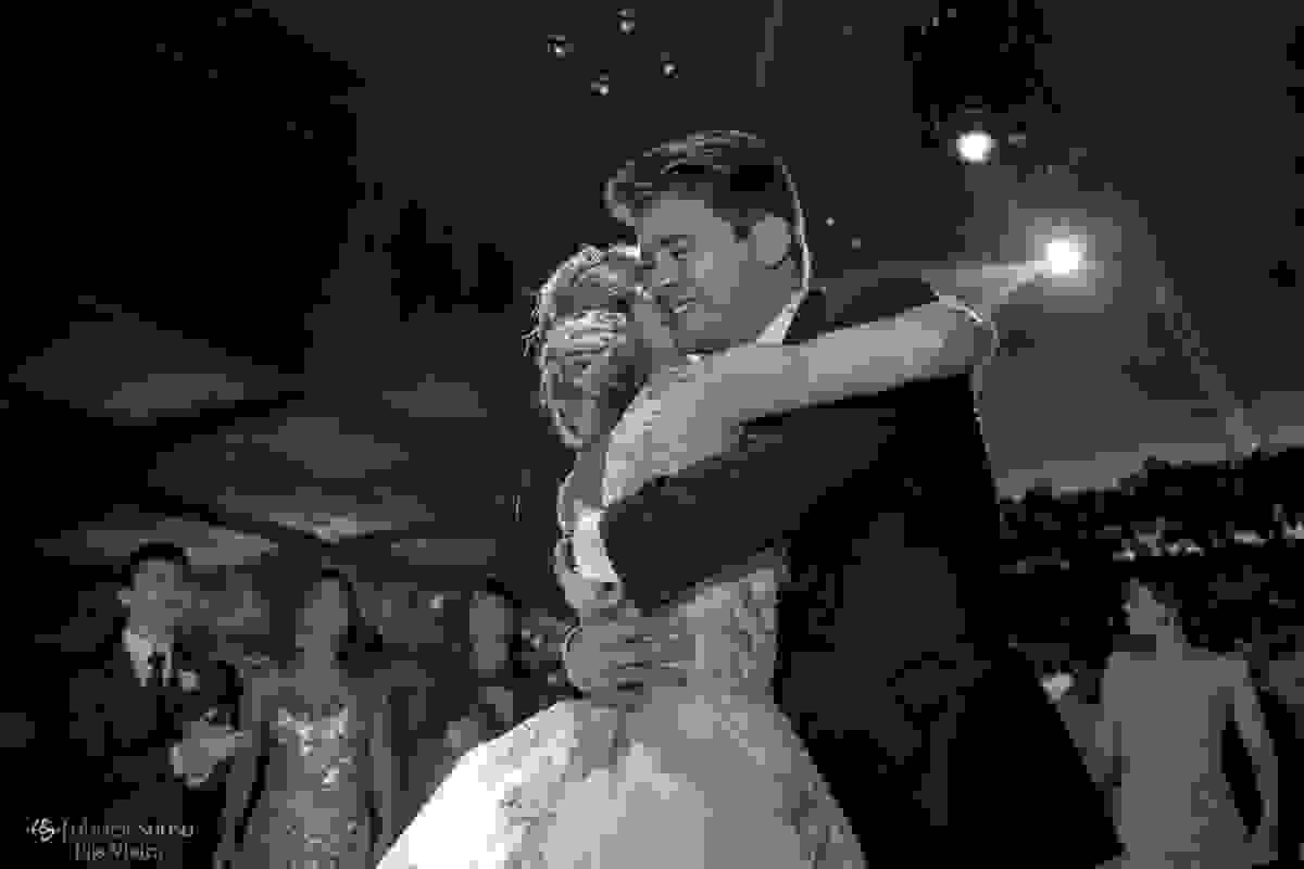 abraço de irmãos no casamento