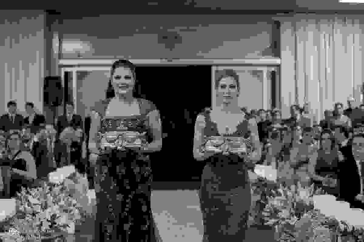 damas de honra no cortejo de entrada