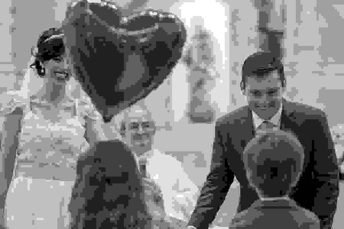 daminha e pajem são recebidos pelos noivos no altar da igreja de Santo Antonio de Lisboa