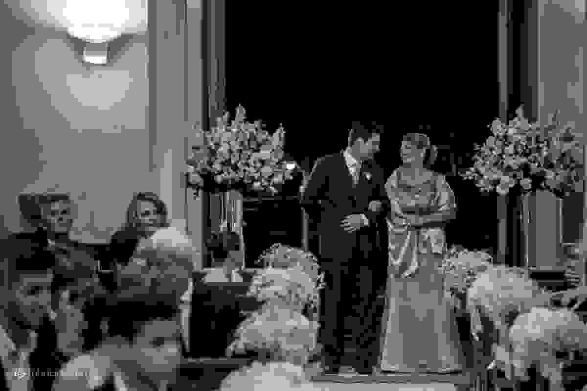 noivo entra com a mãe na igreja