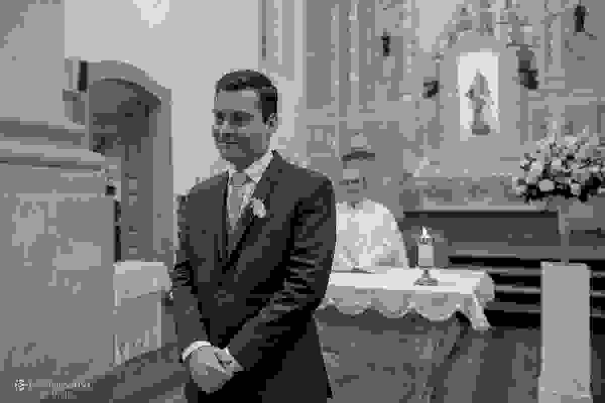 noivo aguarda emocionado no altar