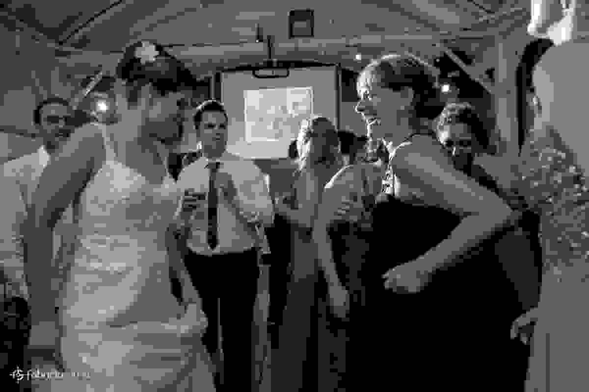 tia animada dançando com a noiva
