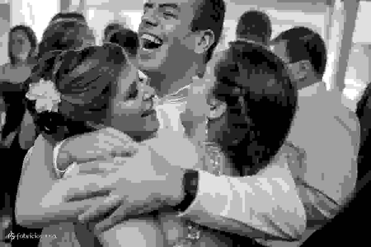 abraço dos irmãos no casamento