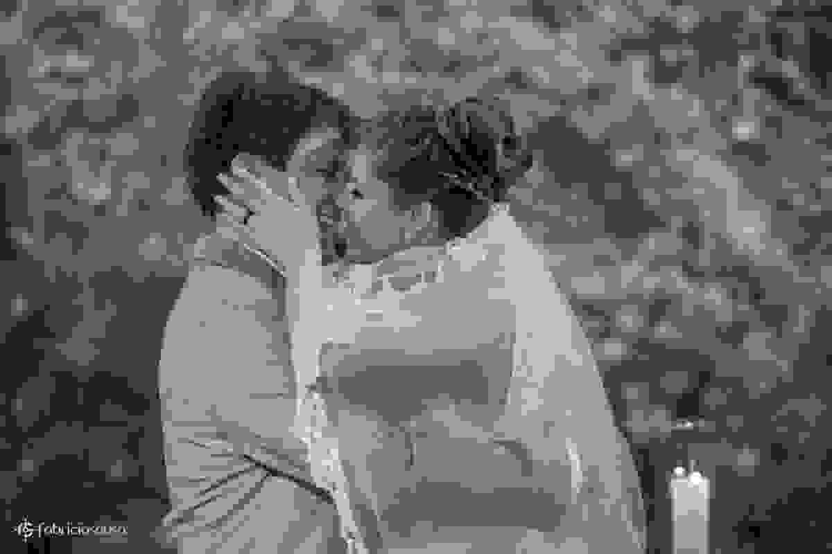 noivos sorrindo e quase se beijando