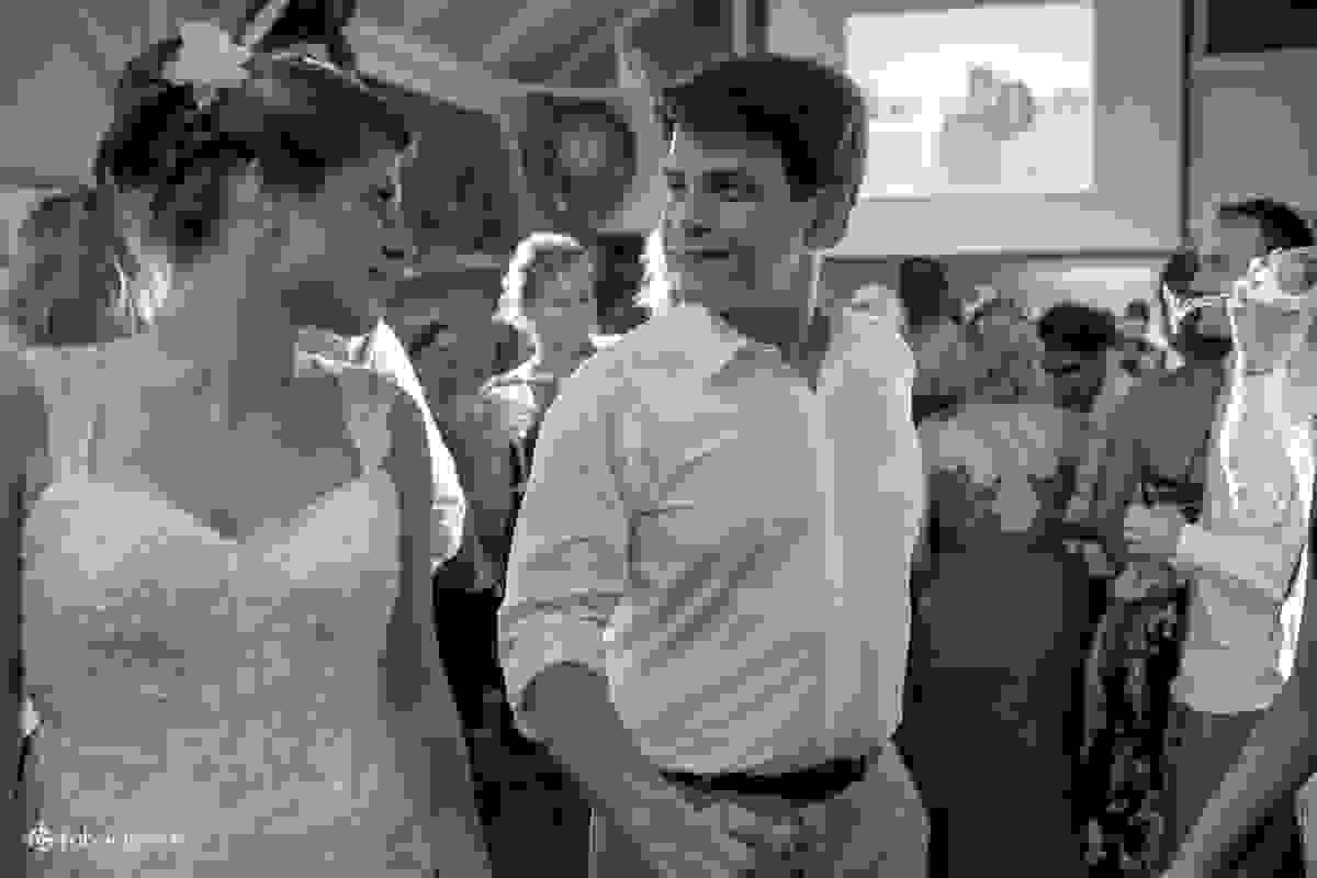casal dançando e se olhando nos olhos