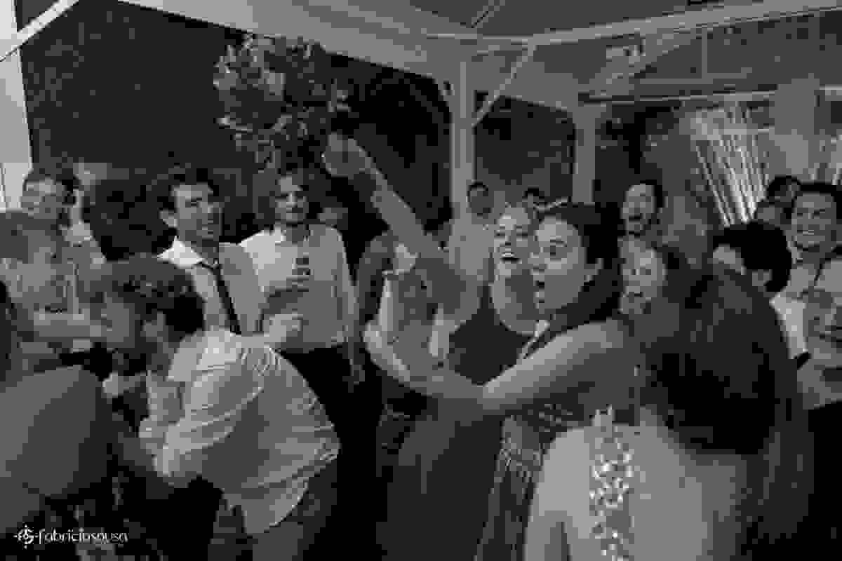 a emoção da madrinha que capturou o buquê