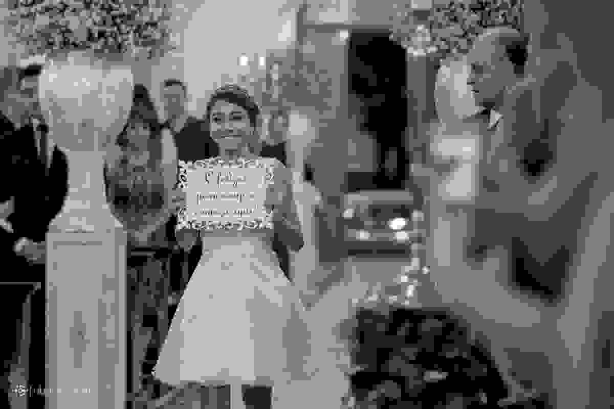 daminha entra com a placa