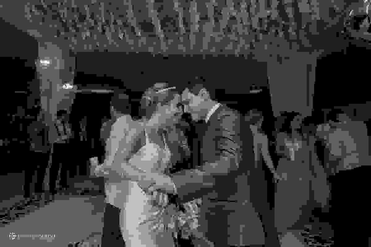 casal dançando com buquê de pimentas