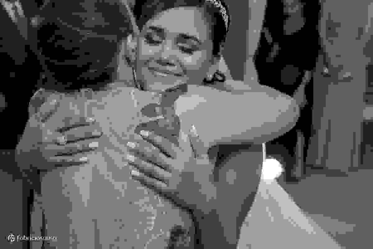 o abraço da noiva na mãe