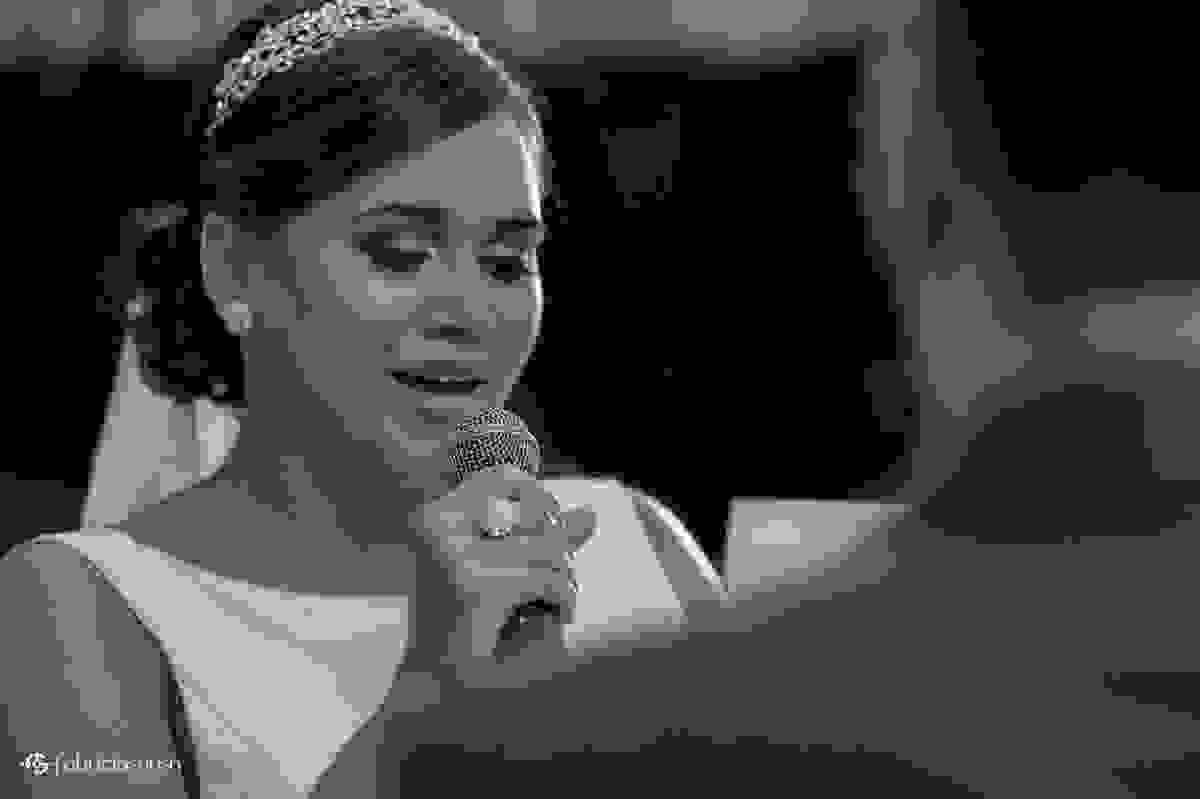 noiva faz os votos e chora. lagrima caindo