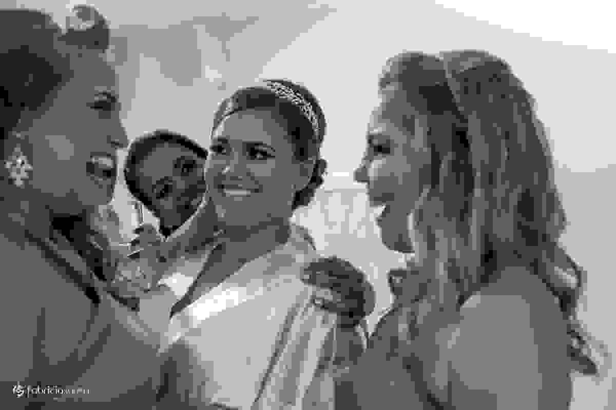 noiva e madrinhas se divertindo no salão