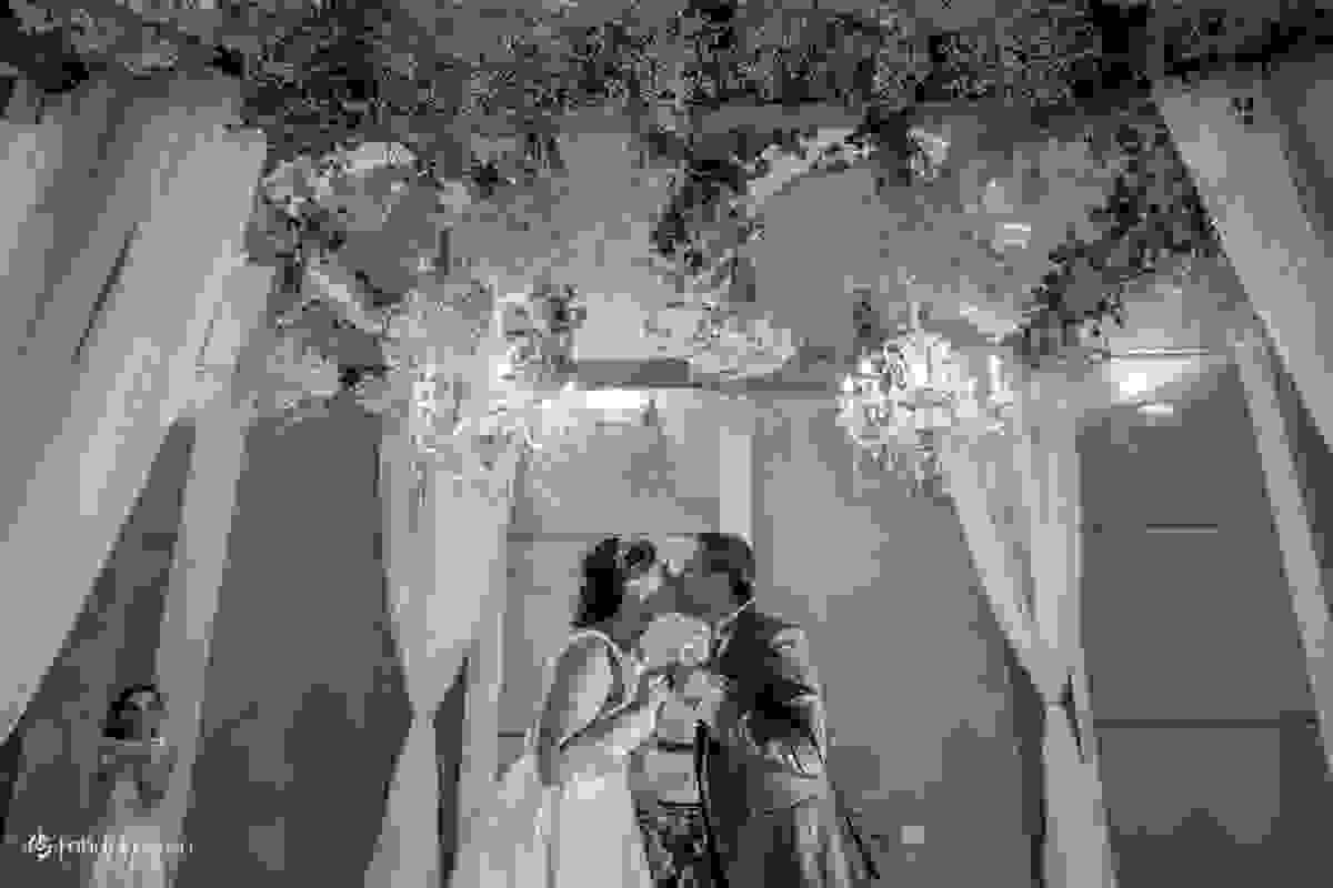 o beijo de casados e a daminha com a mão na boca observa tudo