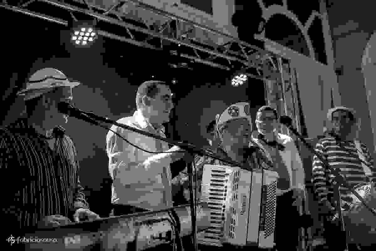 sanfoneiro diverte todos - padrinhos sobem no palco