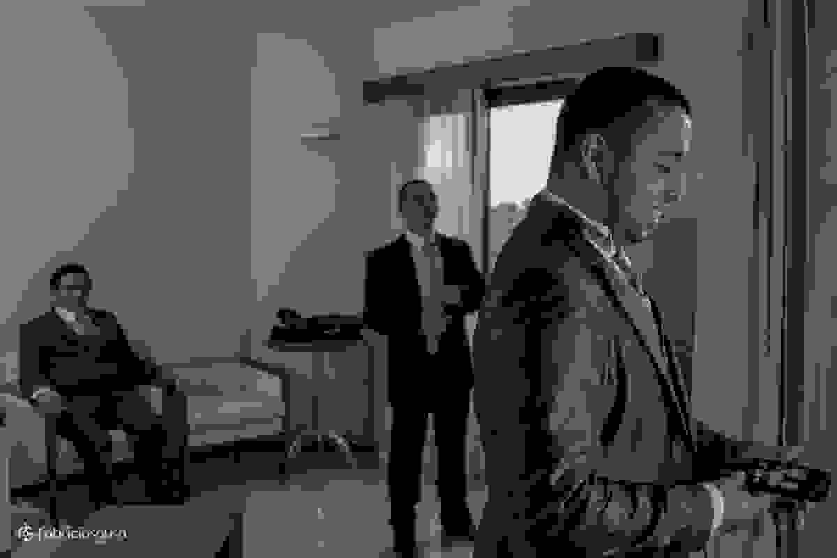 noivo se arrumando no hotel com pai e irmão