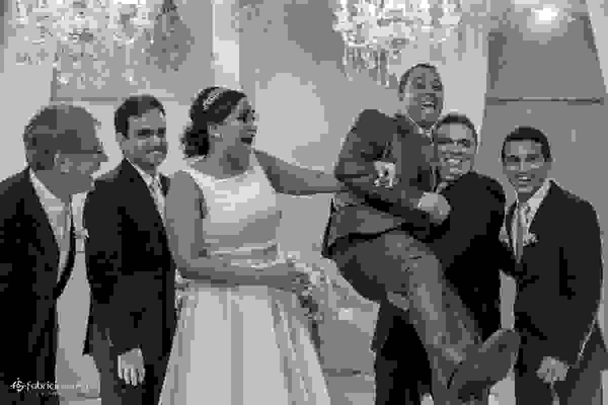 noivo é carregado pelos padrinhos
