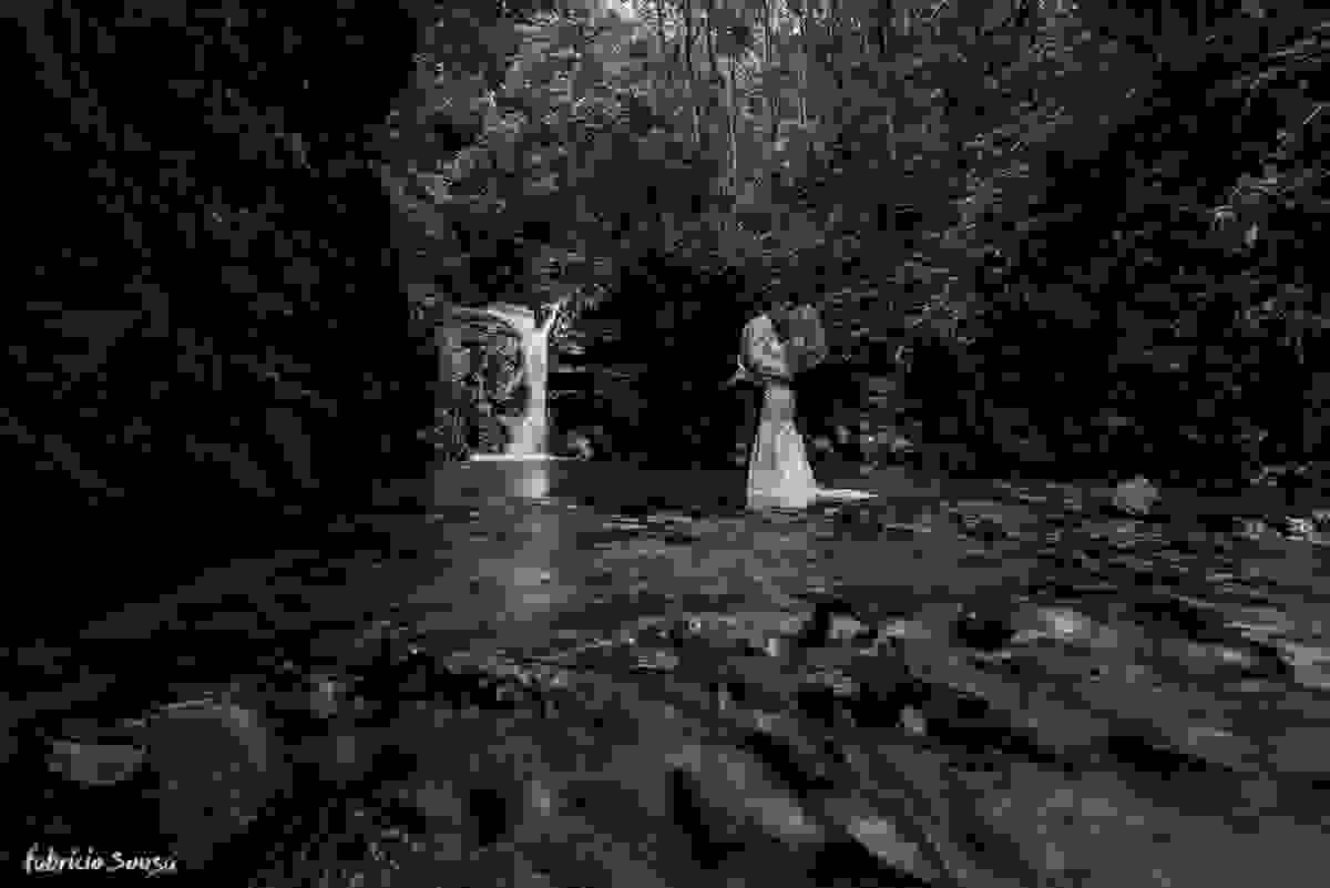 beijo na cachoeira em longa exposição