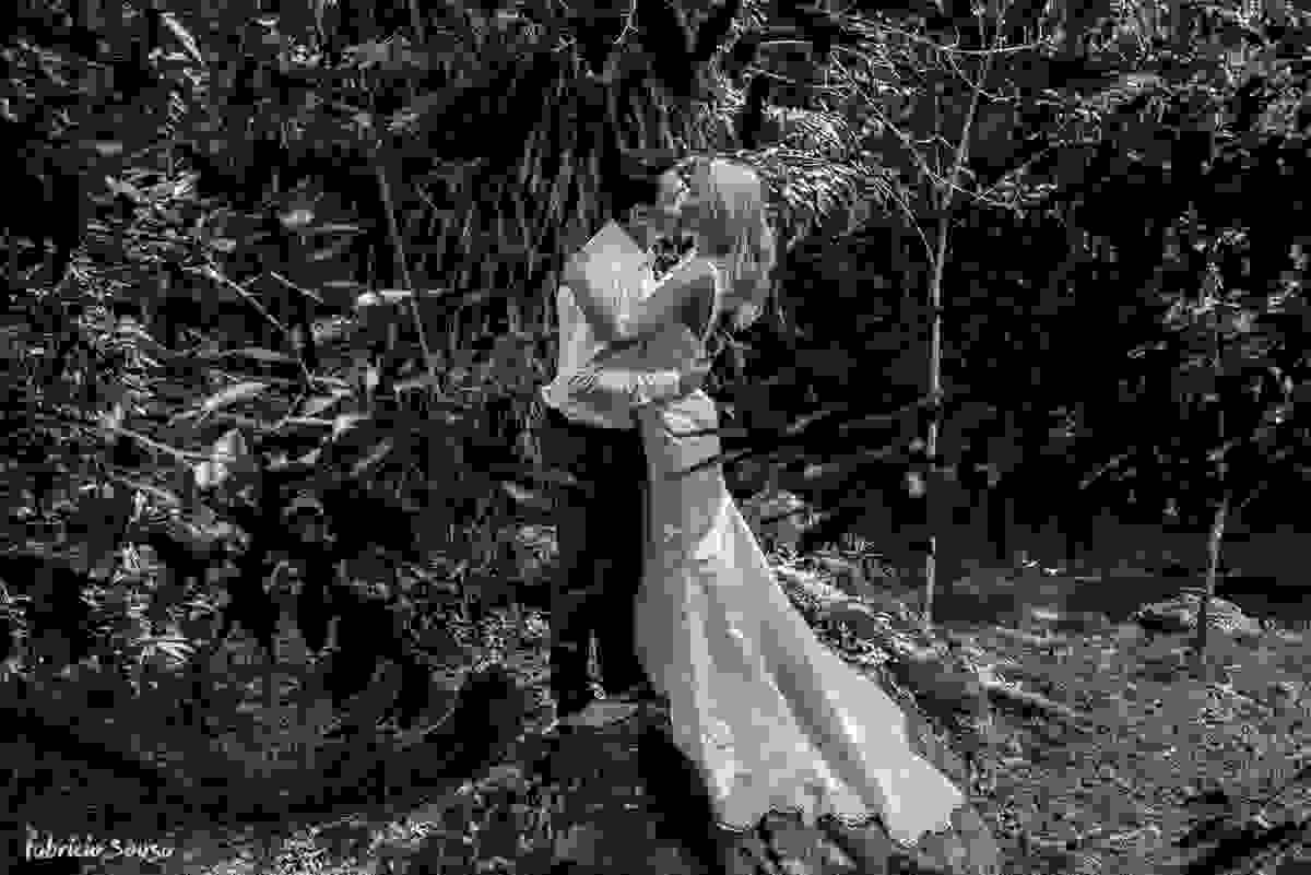 retrato preto e branco dos noivos no ensaio pos-casamento