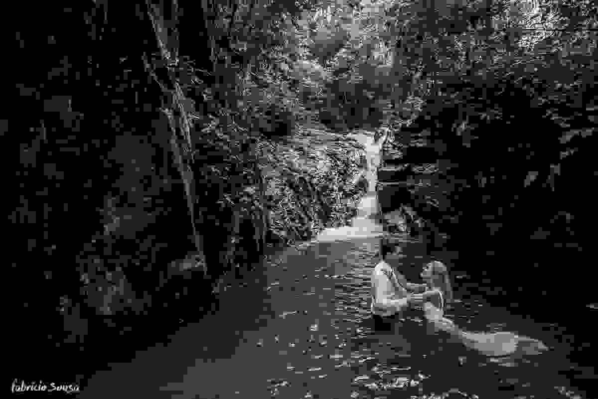 banho de cachoeira dos noivos na sessão fotográfica
