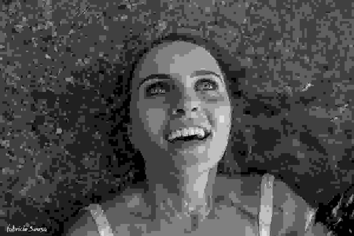 noiva sorridente mergulha no rio