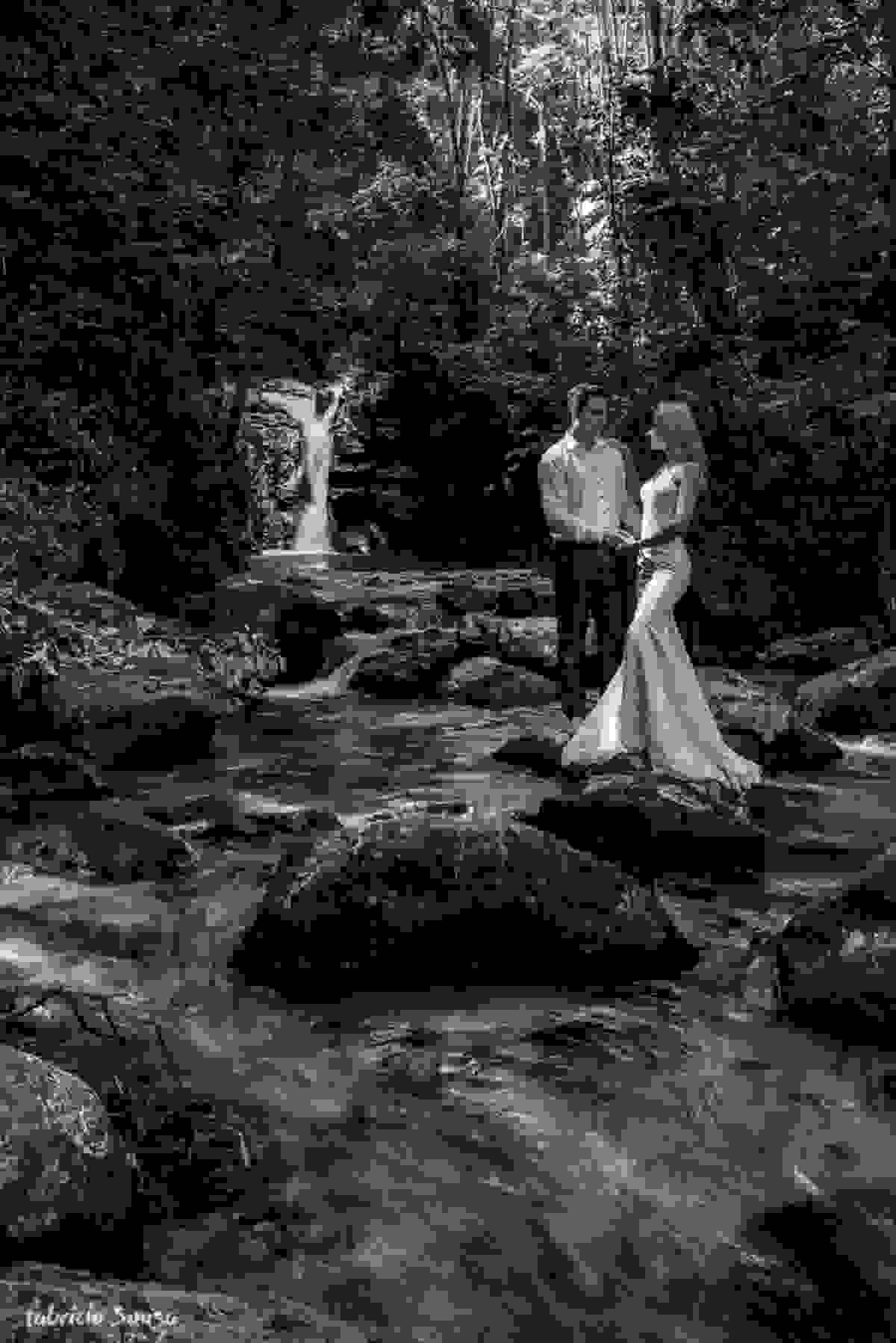 cachoeira e noivos em ensaio trash the dress