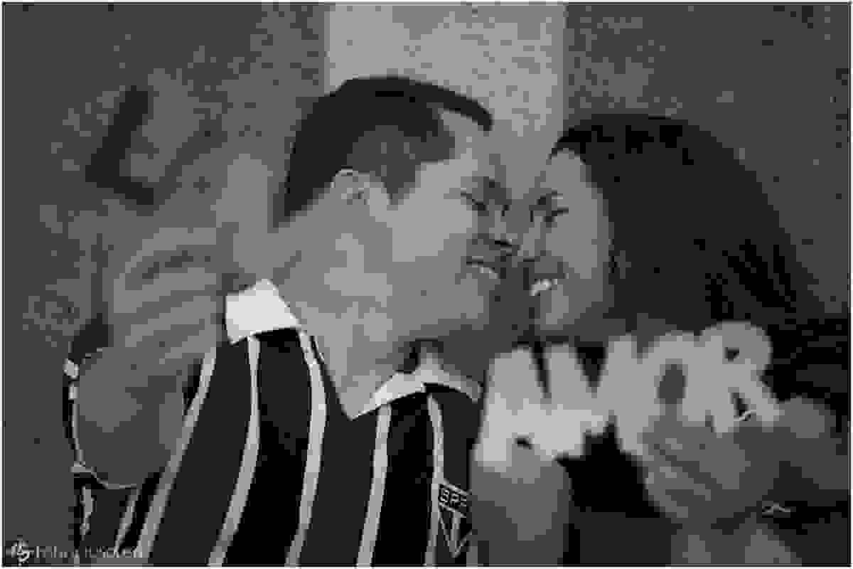 Quase beijo do casal de noivos