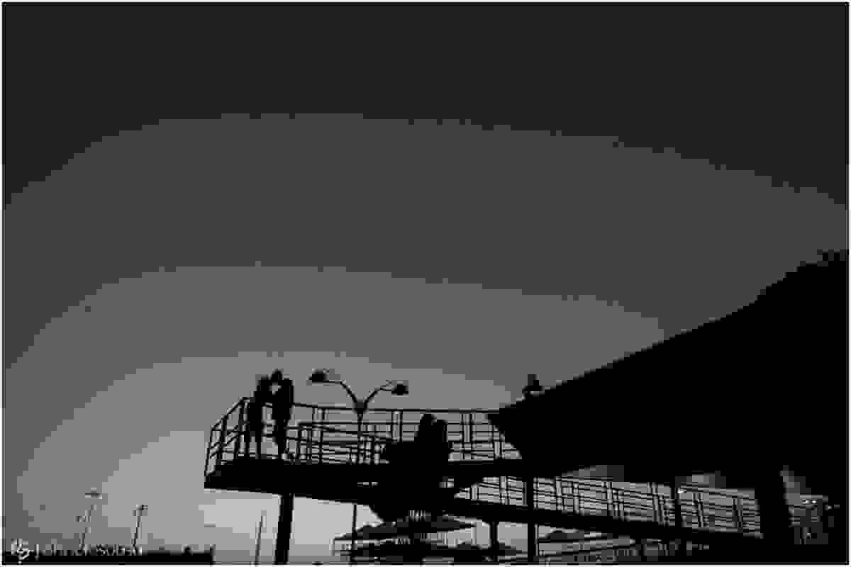 Visão mais ampla do casal se beijando no por do sol em Amapá