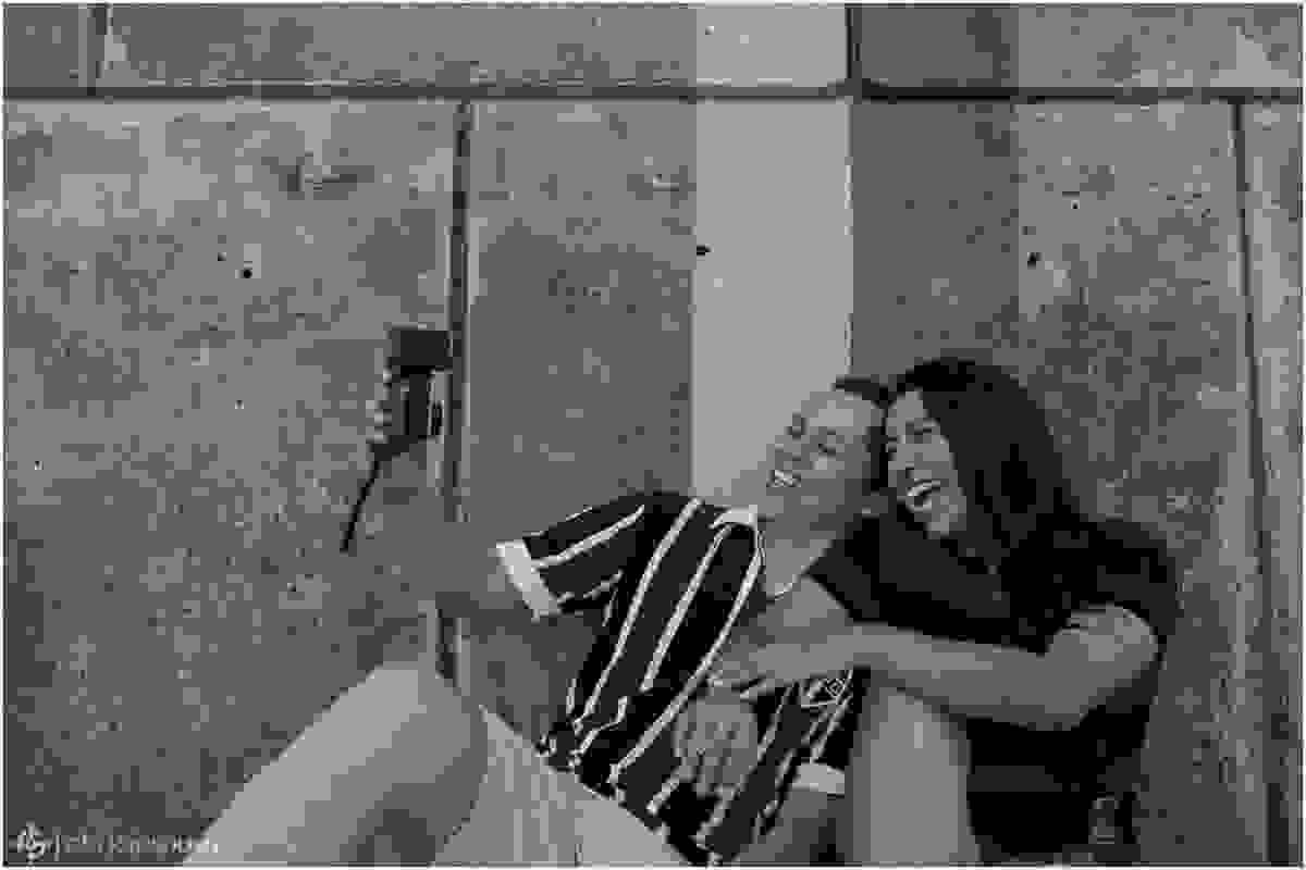 Casal de namorados se divertem tirando uma selfie no marco zero