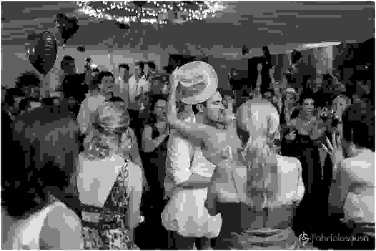 beijo com chapéu de cowboy rosa
