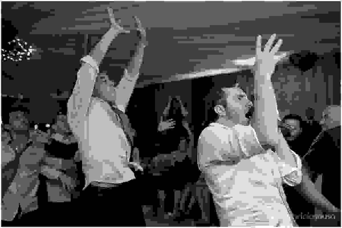 noivo joga caixa de whisky