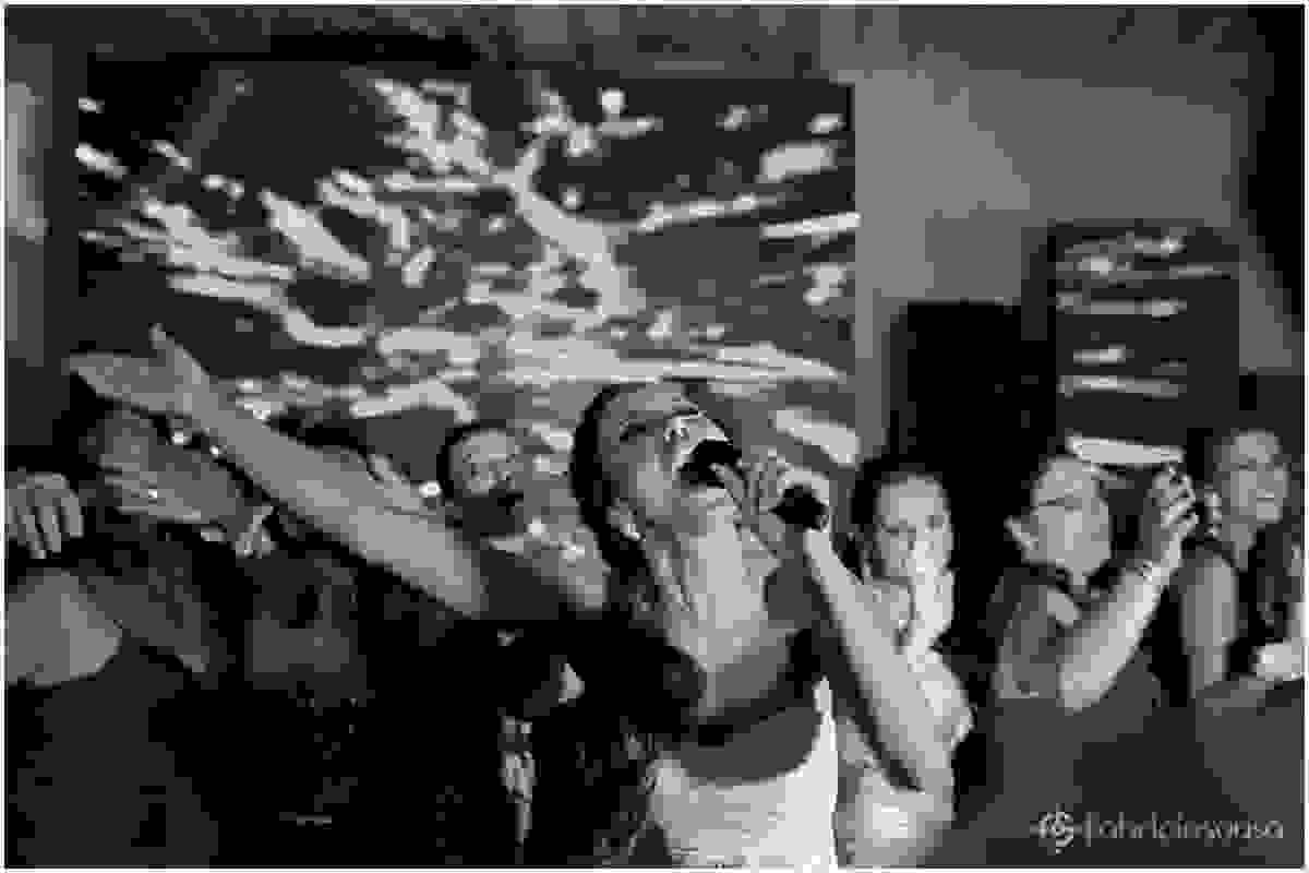 noiva Fernanda cantando apaixonadamente