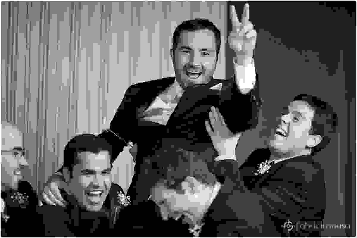 padrinhos carregam o noivo