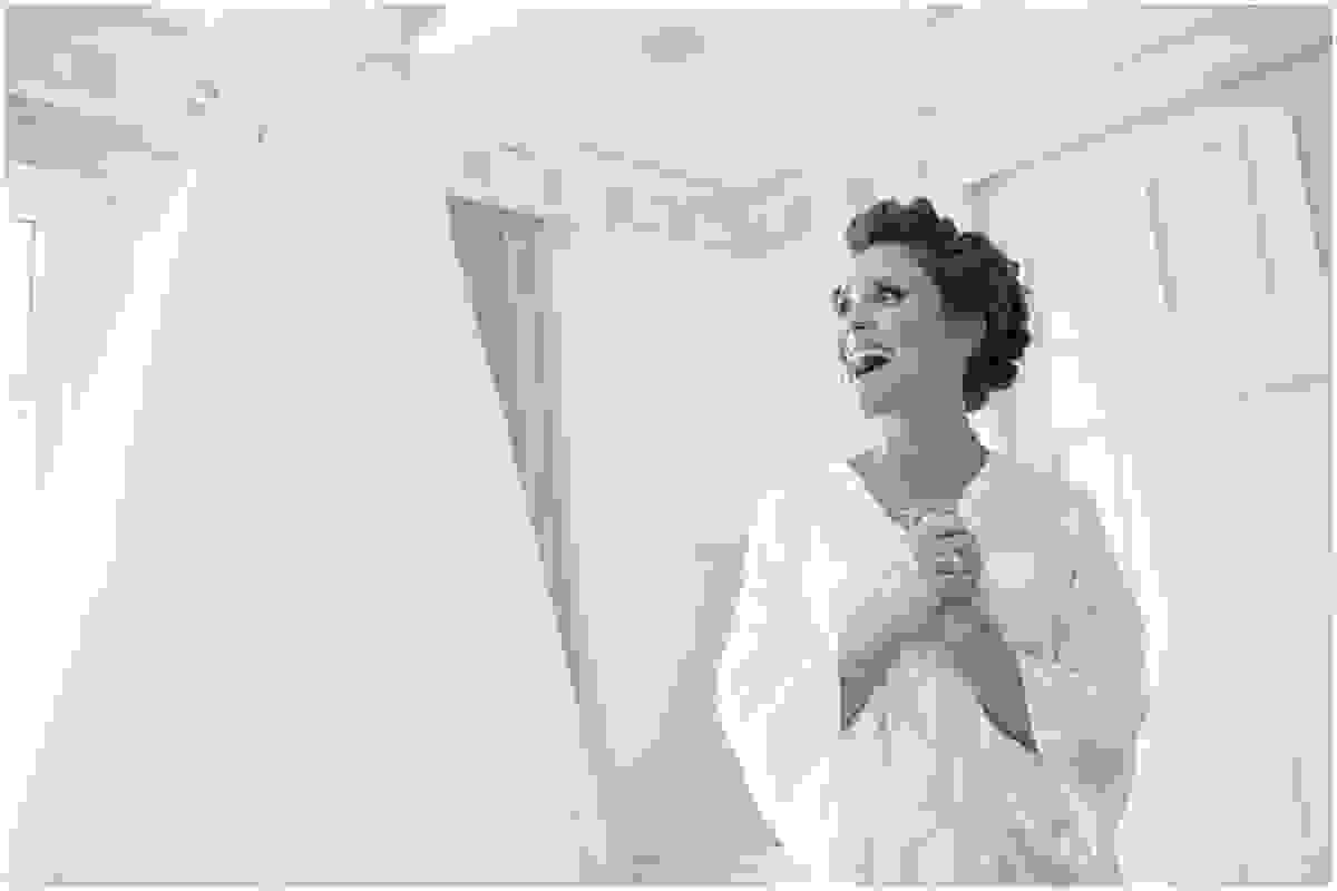 a noiva radiante ao ver o vestido pendurado