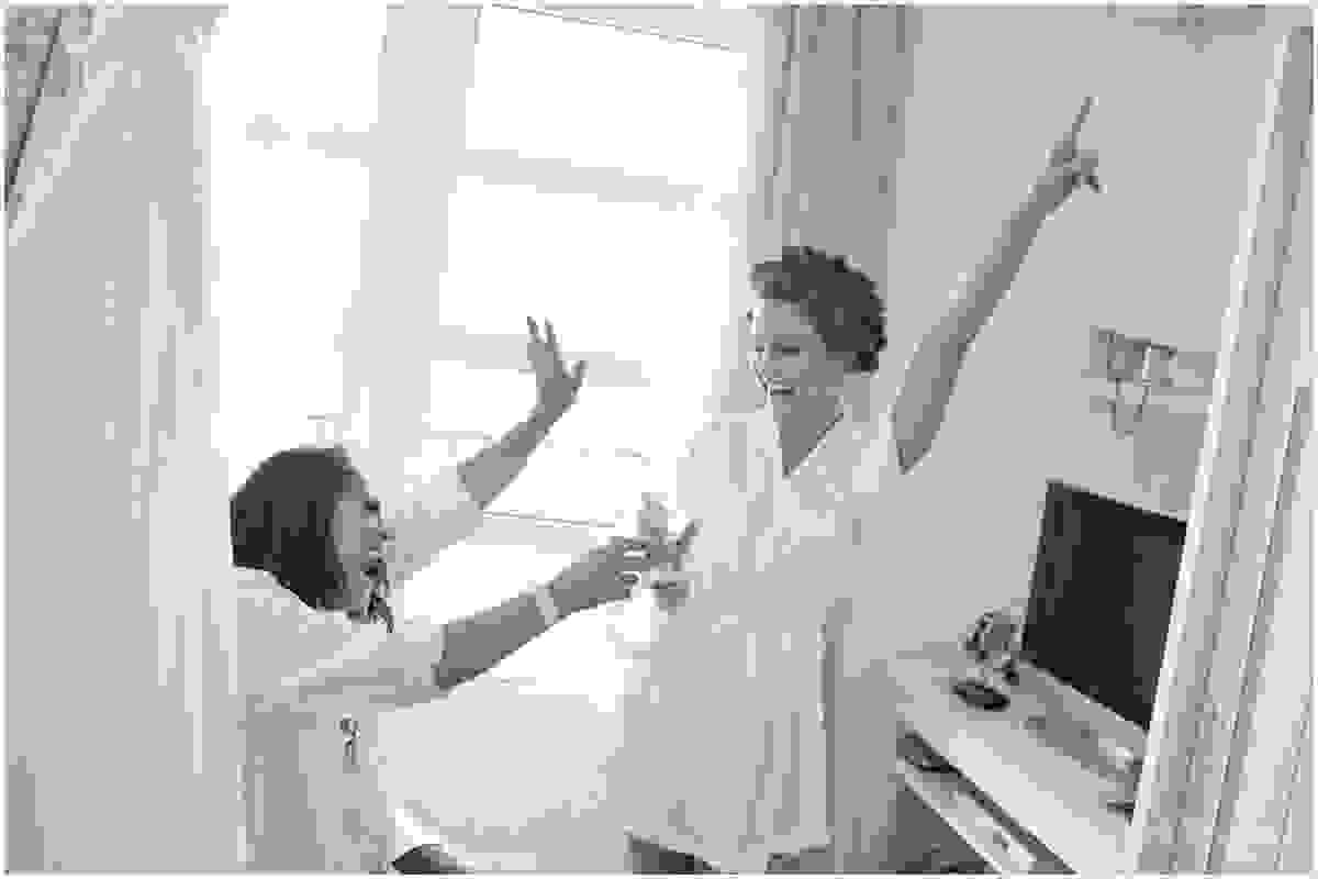 noiva e irmã vibrando no making of