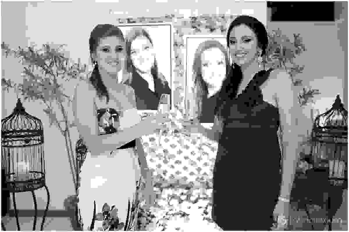 Maria Fernanda e Patricia fazem um brinde