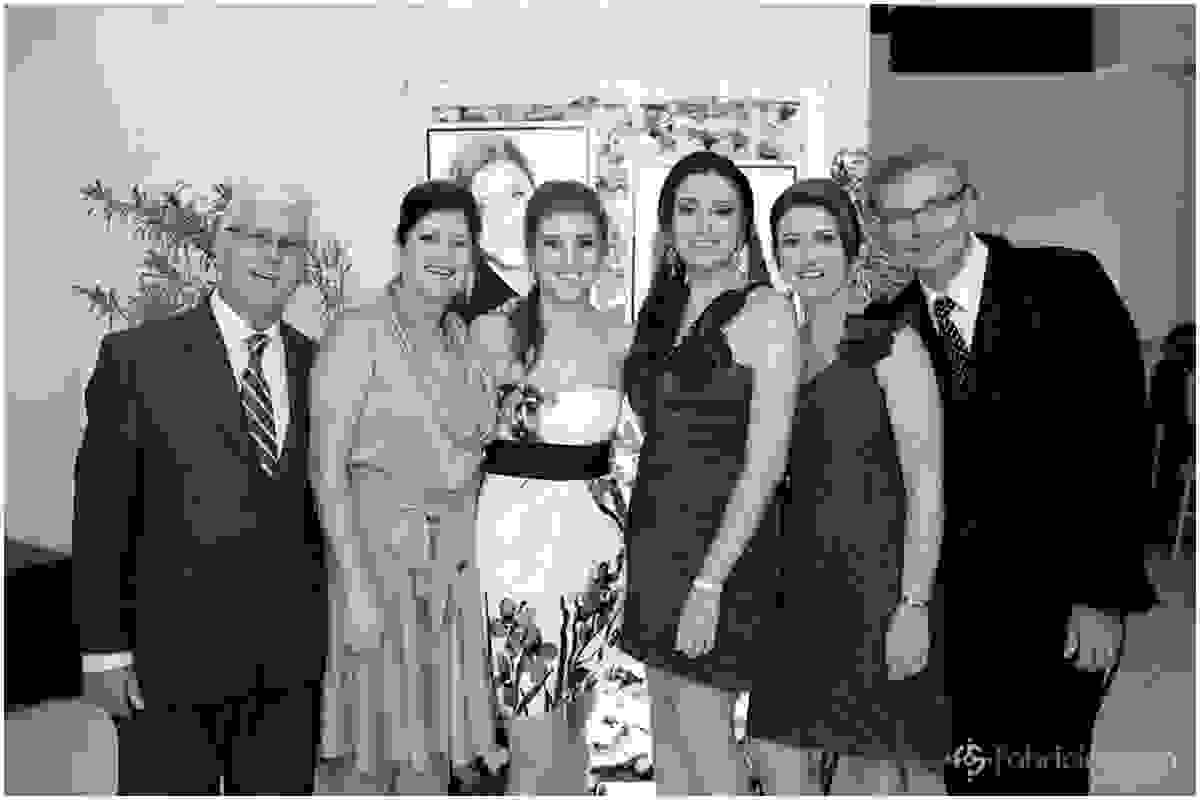 Jantar de Formatura Maria Fernanda e Patricia em retrato com familiares