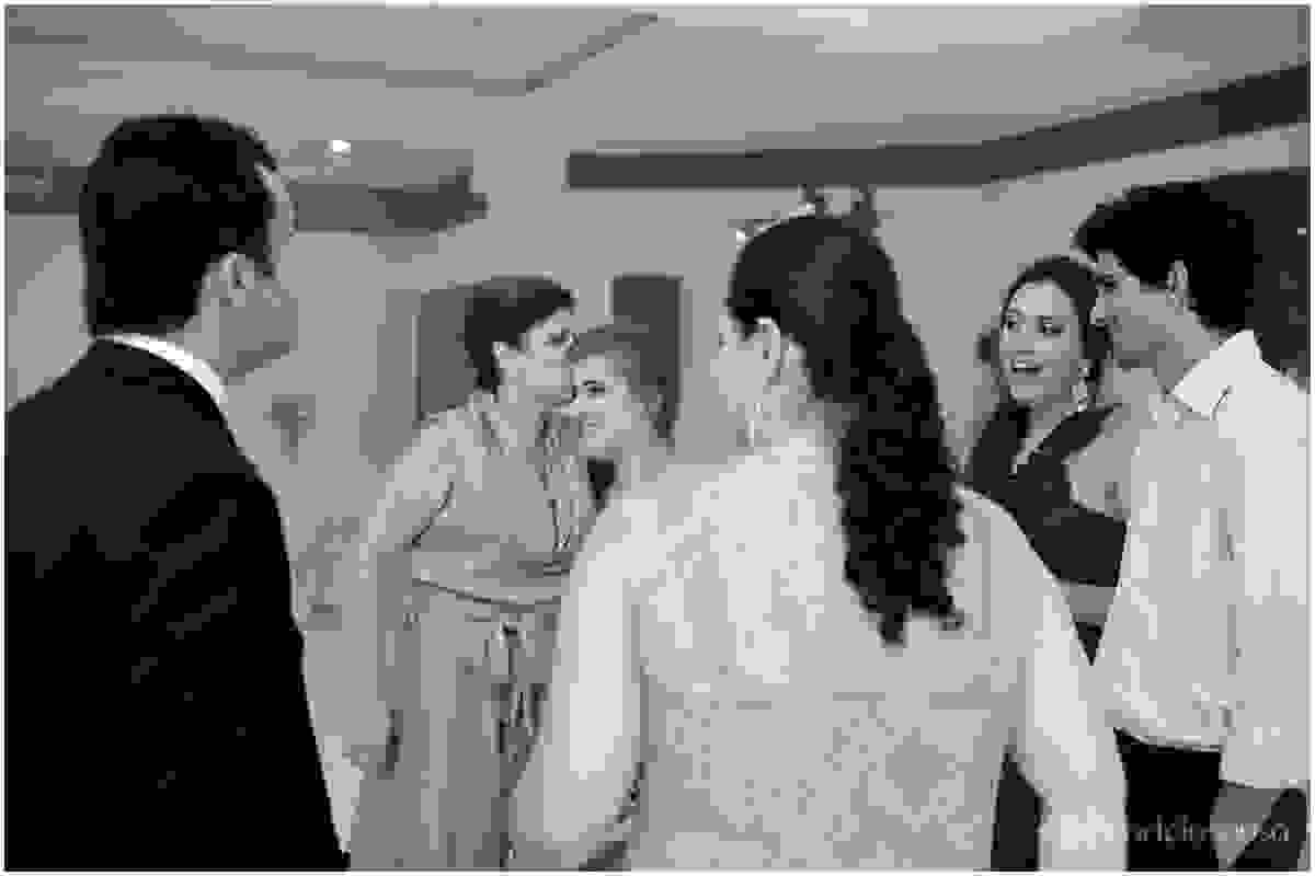 Amigos e parentes conversam durante o jantar de formatura