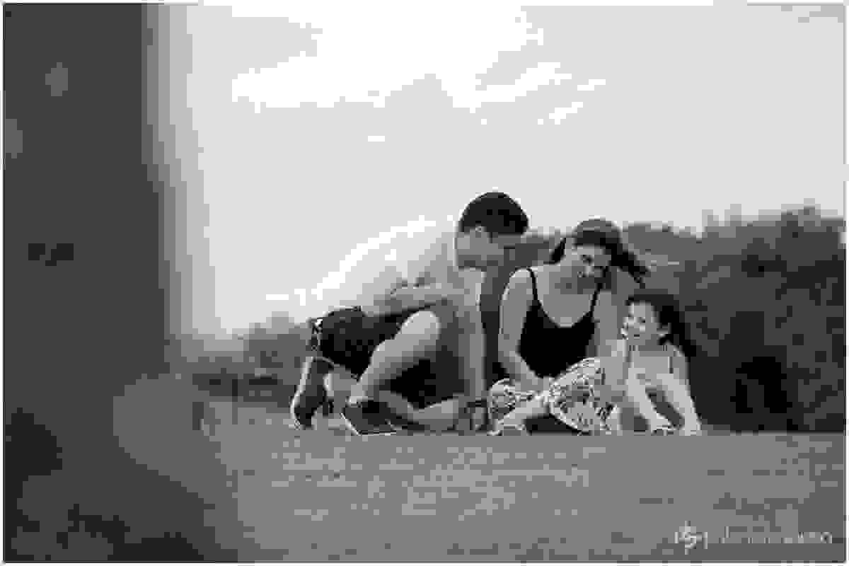 Família feliz no gramado verde