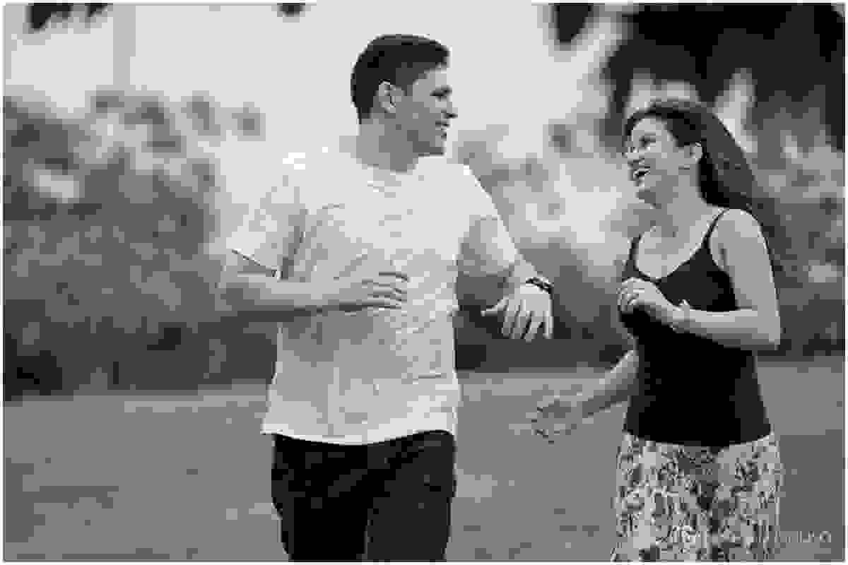 Casal corre sorridente pelo gramado