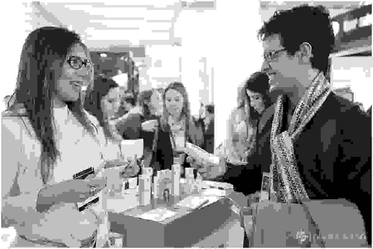 Participante do congresso tirando dúvidas sobre produto L'oréal