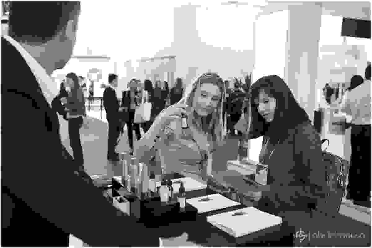 Duas amigas conversam sobre produto de beleza