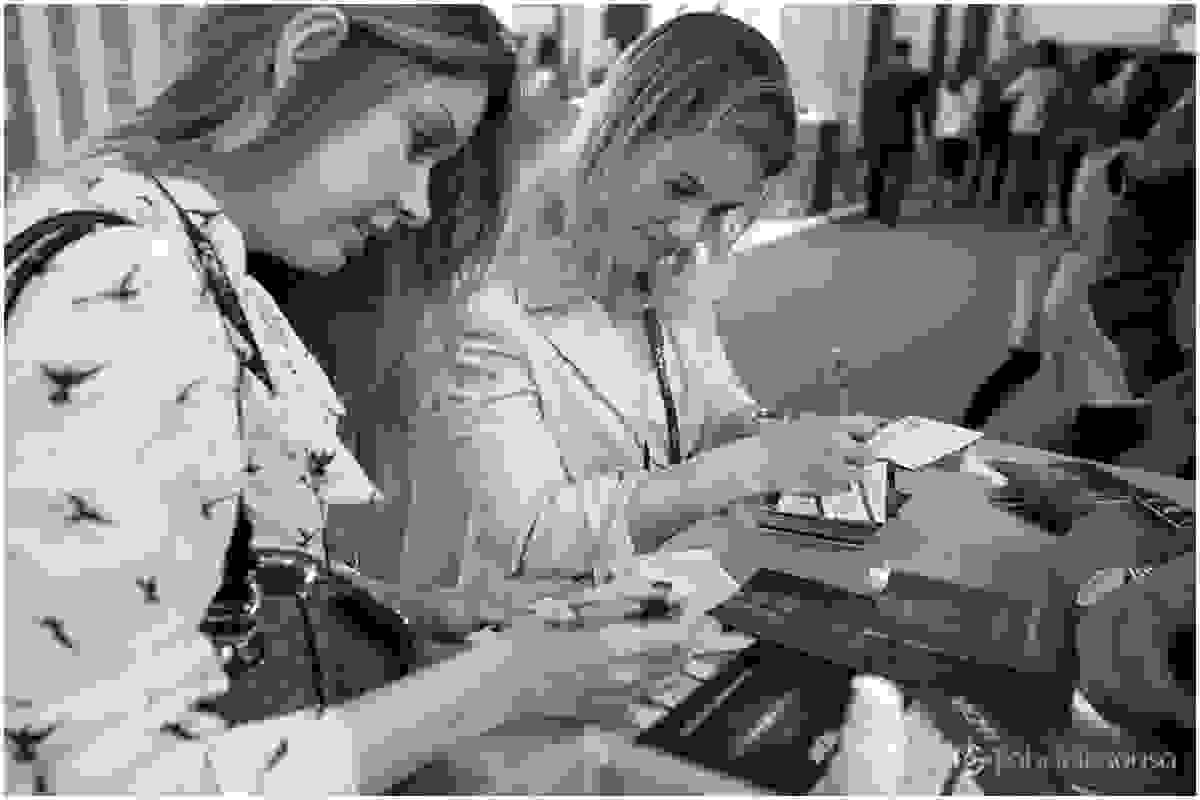Duas participantes do congresso preenchendo formulário