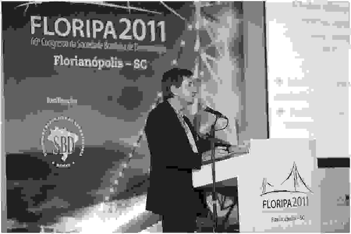 Palestrante de dermatologia no palco ao microfone