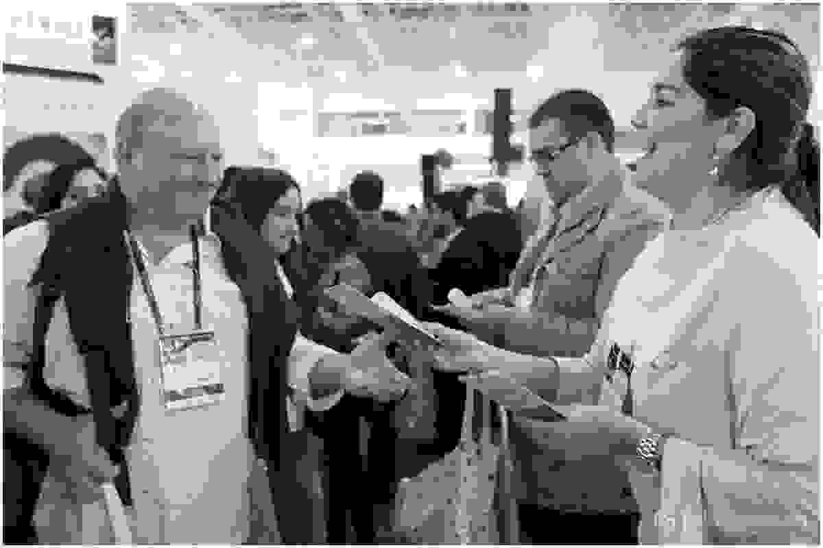 Pessoal da L'oréal entregando flyers descritivos