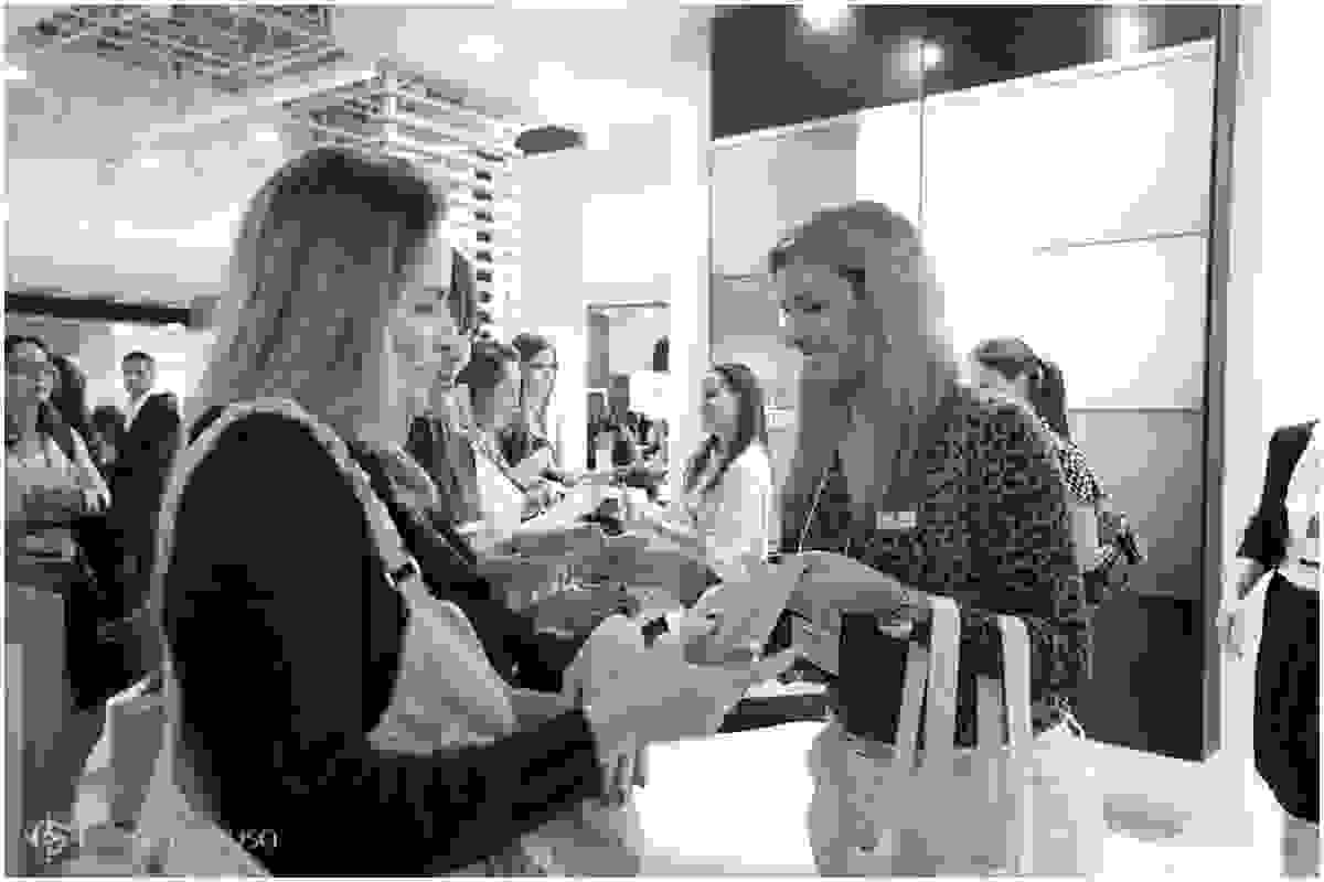 Participantes do congresso de dermatologia recebendo brindes da L'oréal