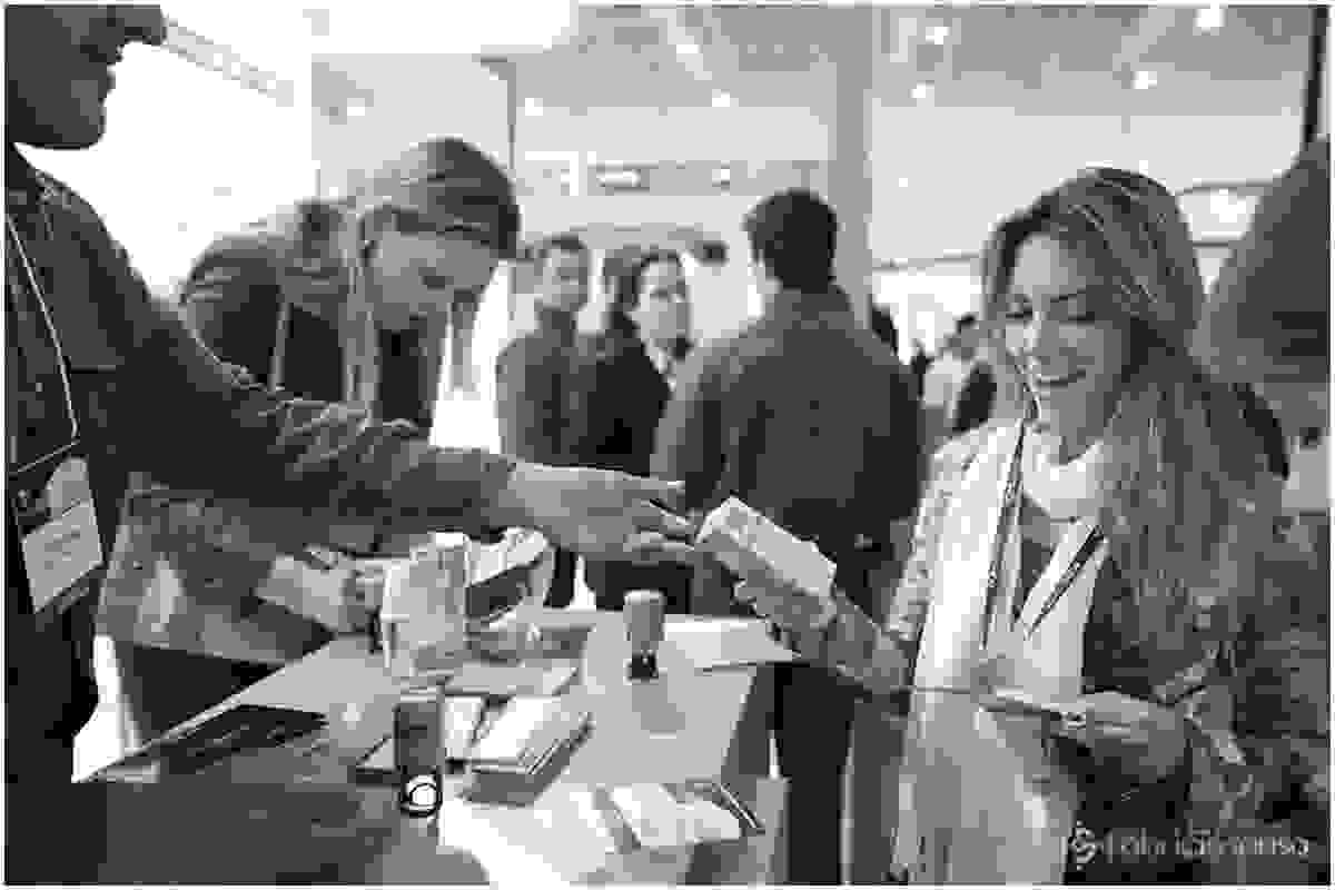 Congresso Brasileiro de Dermatologia – mulher conhecendo produtos