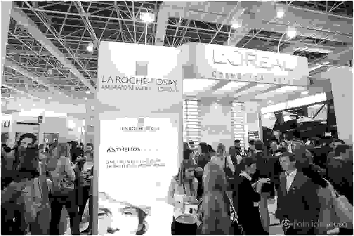 Plano geral da fachada do estande La Roche - Loreal