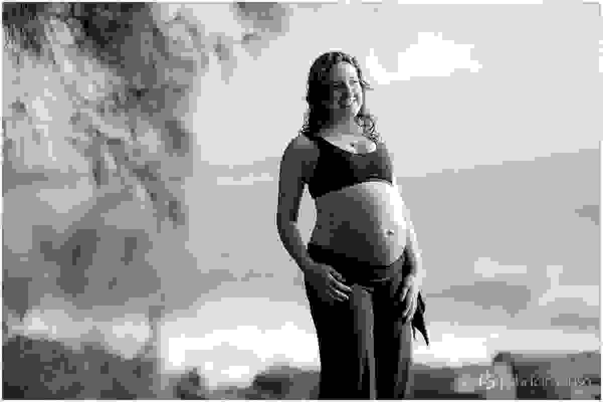 Retrato da futura mamãe na beira da praia