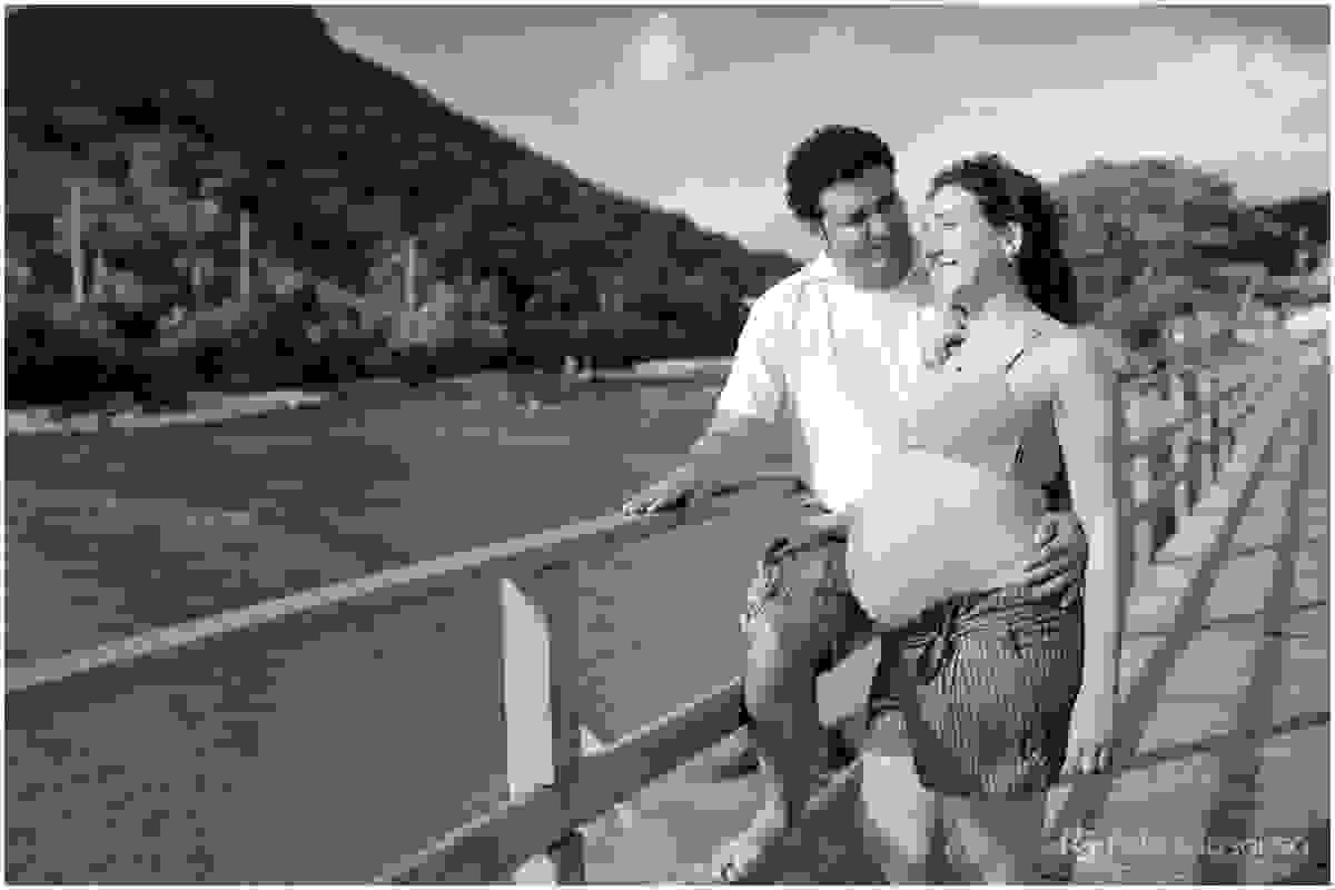 gestante Maria Tereza, Thiago e Maria Sofia posam para foto em pier de madeira