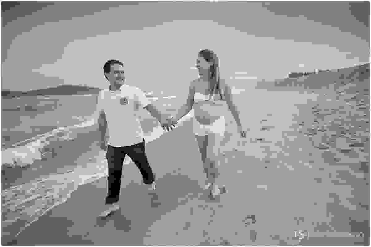 casal caminhando na praia - mãe grávida de 8 meses